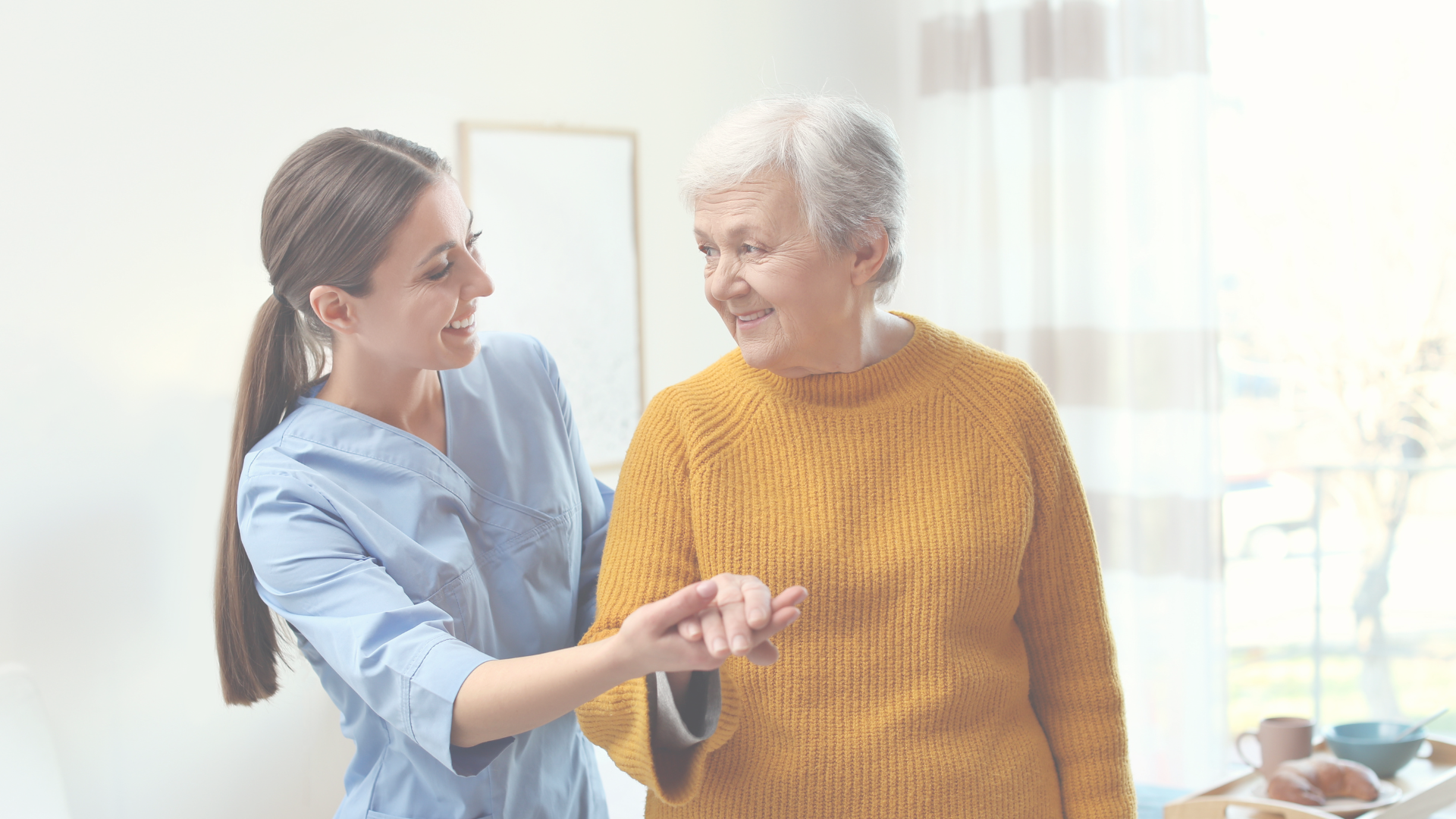Cuidadora sorrindo com idosa